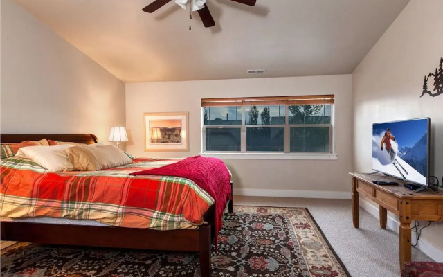 5640 Kodiak Way Townhouse by RedAwning