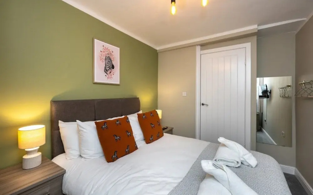 Comfortable 4-bed Home With Free Parking Wales