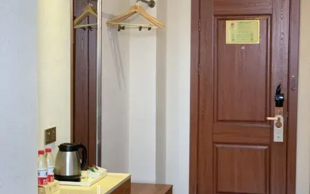 Vienna 3 Good Hotel (Dehong Mangshi Airport Jewelry Town Branch)