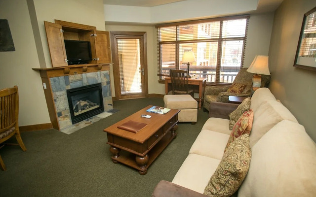Sundial Lodge Condo Steps from Red Pine Gondola by RedAwning