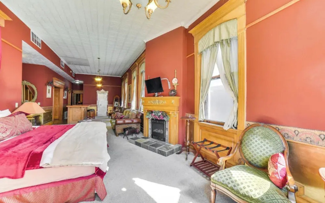Downtown Yankton Suite: Walk to Restaurants!