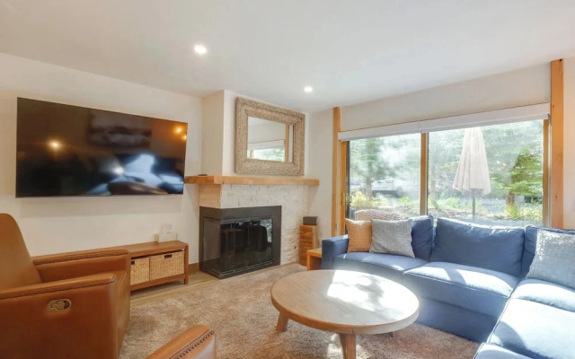 Half-mi to Main Street Breck: All-season Escape!