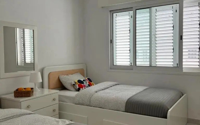 2 bedroom flat by the sea
