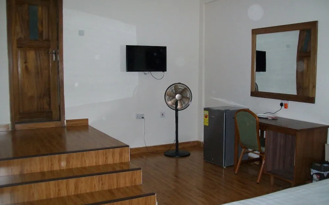 Ampoma Hotel