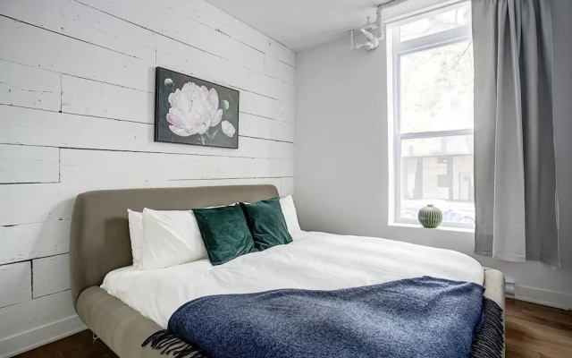 Spacious Industrial Loft in Le Plateau