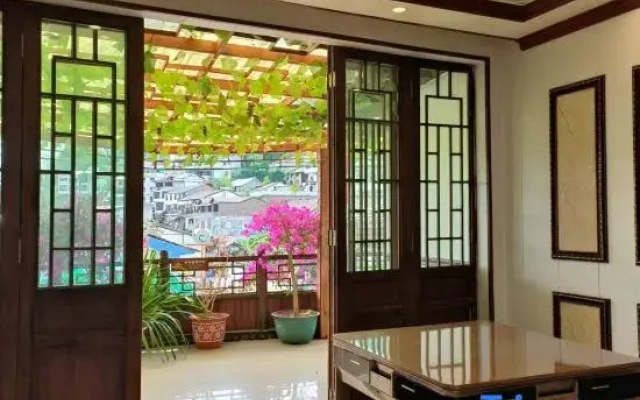 Tenglong Buyi Chinese Inn (Longgong Scenic Area)