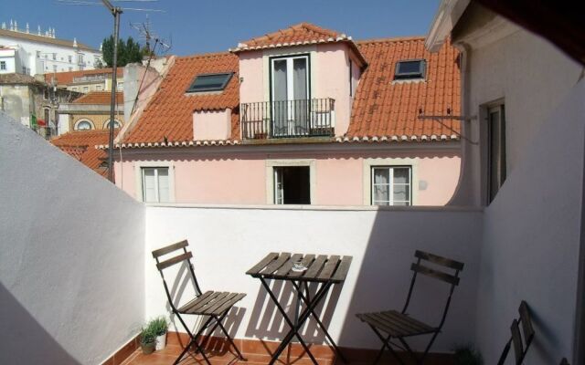 Отель Lisbon Alfama - Pantheon Apartments Португалия, Лиссабон - отзывы, цены и фото номеров - забронировать отель Lisbon Alfama - Pantheon Apartments онлайн балкон