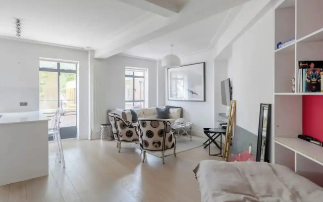 Sleek & Stylish 1BD Flat w/ Balcony - Kings Road