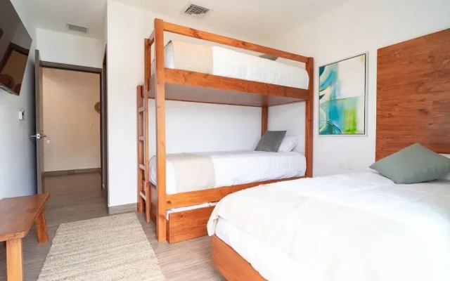 7 Guests 2 BR Private Jacuzzi Shared Pool