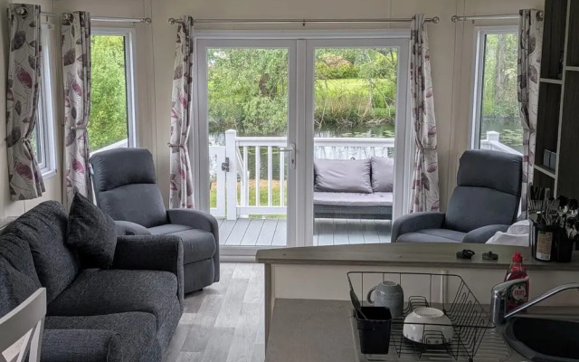 Static Caravan 2 Bed Sleeps 6 Overlooking Water