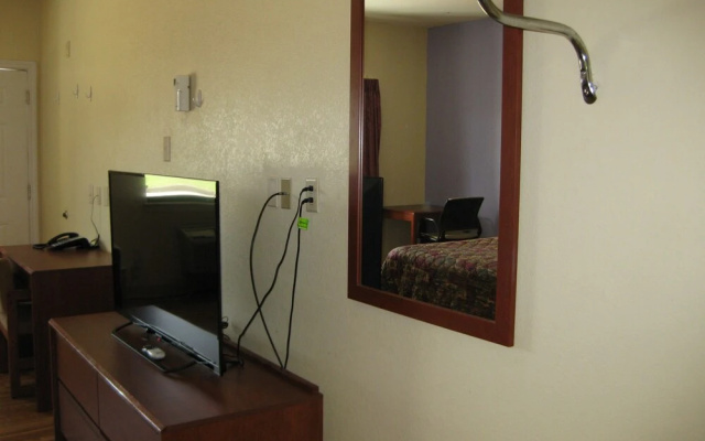 Scottish Inn and Suites