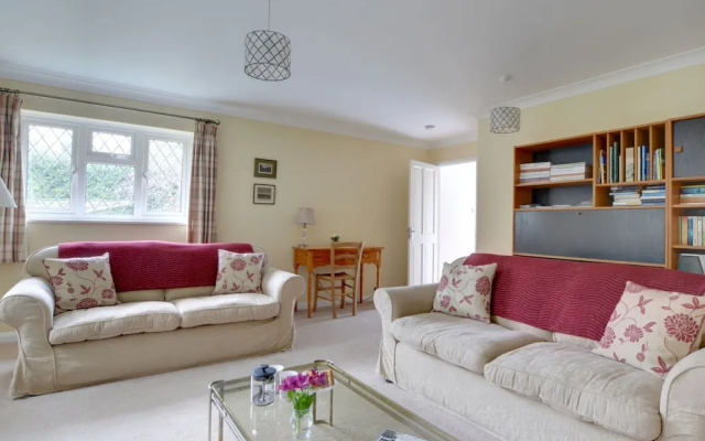 Romantic 1-bedroom Holiday Home in Goudhurst With Garden