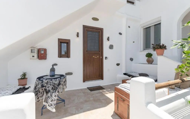 White Luxurious Apartment IΙI