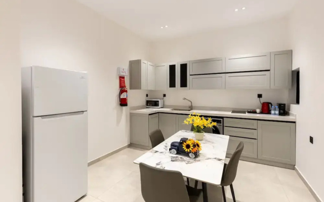 Spacious Designer Three Bedroom Home in Almadinah