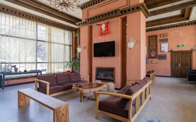Immersing Hotel (Wenchuan Wolong Shoumoren)