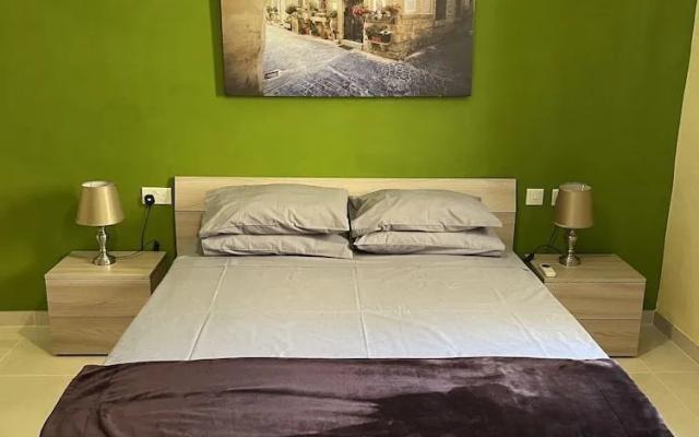 Sunset Modern Apt - Near Beach, Wifi & Cable TV