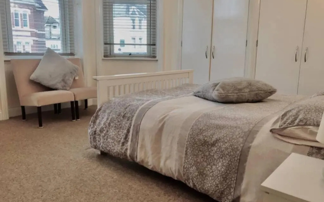 Luxury 2 Beds Apartment By The Sea