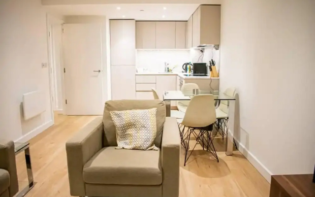 London - Apartment - Sleeps 2 - Garden - Pool