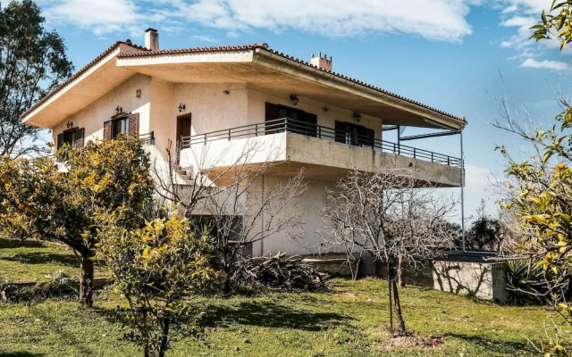 Holiday villa with incredible sea view in Paralia Avlidas