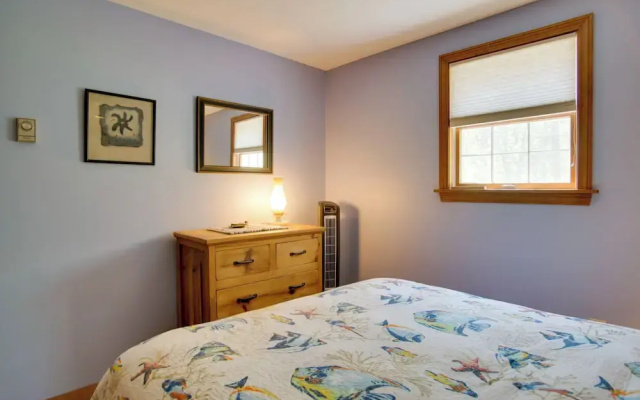 3 Mi to Beach & Town: Martha's Vineyard Home