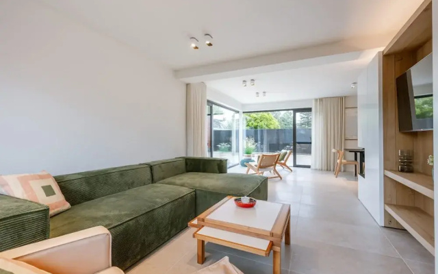 Charming Chic Stay With Garden Views Parking