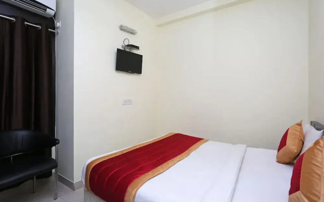 OYO 4930 Home Stay EM Residency