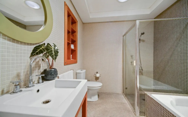 Tranquil And Spacious Home Near Shopping Mall