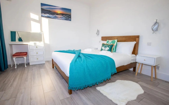 Sunny 3BR Home Near Portsmouth Park