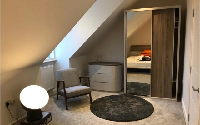 Villa With 3 Bedrooms in Isleworth