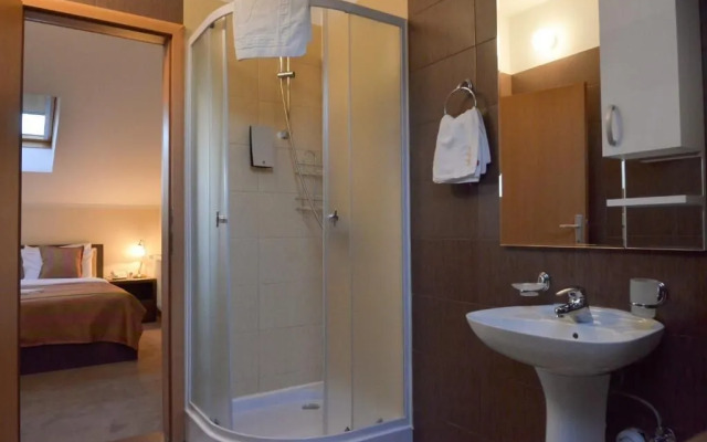 Hotel Ema