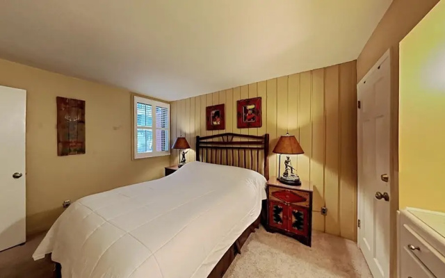 Slopeside Comfy 2-Bedroom Home with 3 Spas! by RedAwning
