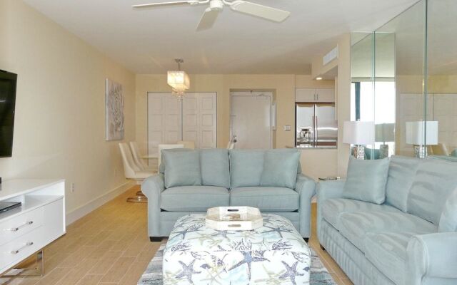 Inviting Condo on Beach With Pool and Tennis Courts