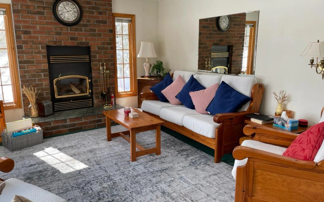 Bear Essentials Lakefront Hideaway