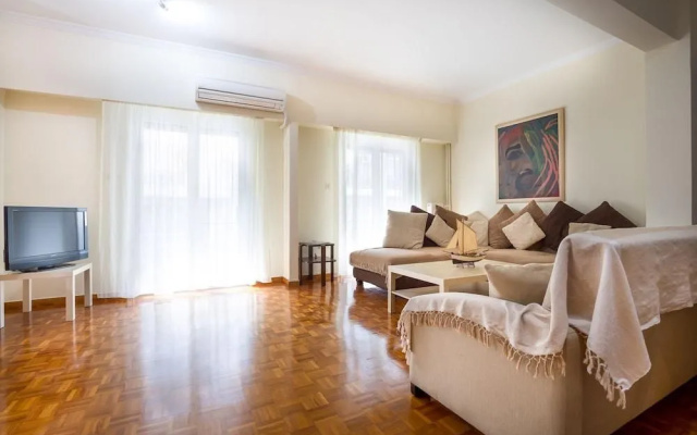 Classy apartment with 2 bedrooms in Petralona