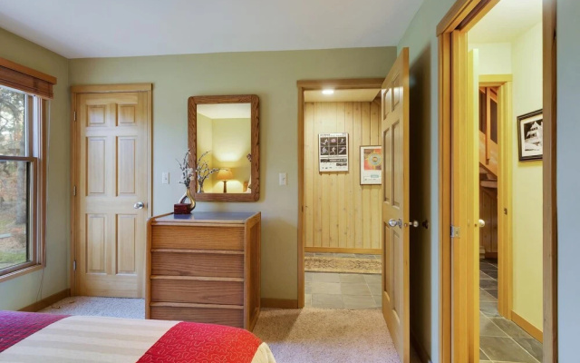 Ski Access and Resort Features - Charming Outdoor Haven