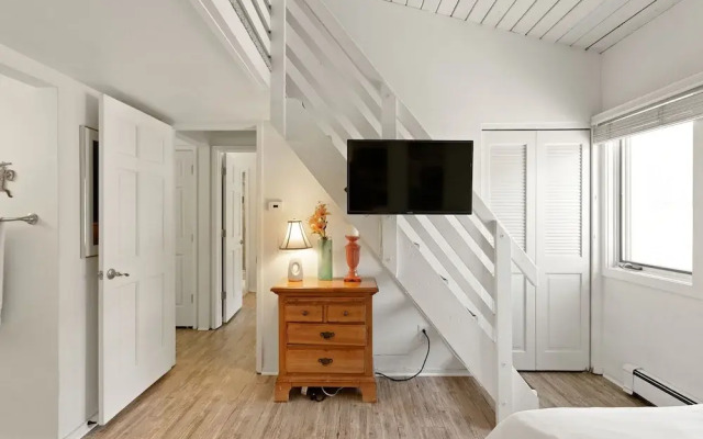 Snowmass 2BR Loft Retreat Deck, Fireplace & Views - 21E