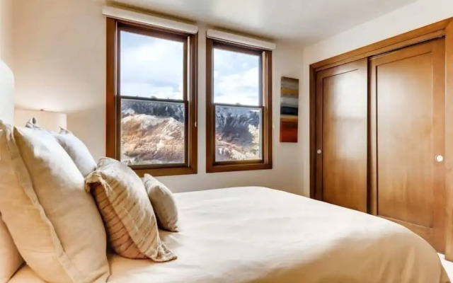 Ski in, Ski out, 2 Bedroom Luxury Residence with hot tub access and expansive views