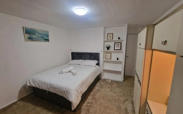 Milton Keynes Modern Retreat