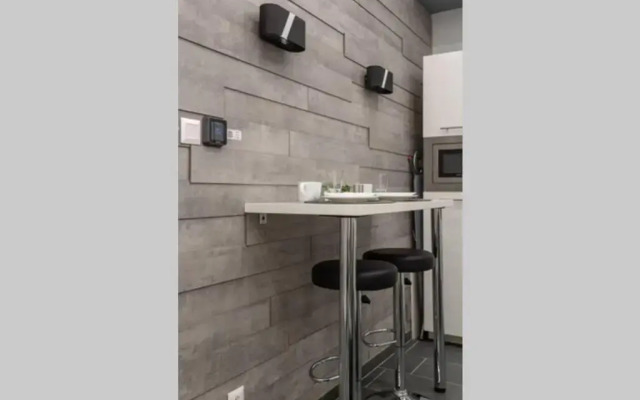 Premium Apartment by Hi5 - Central 1 bedroom (217)