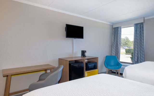Days Inn & Suites by Wyndham Fort Bragg/Cross Creek Mall