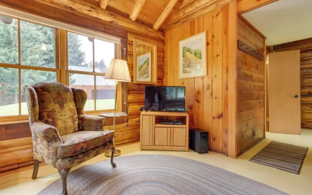 Creekside Silver Gate Getaway w/ Fireplace!