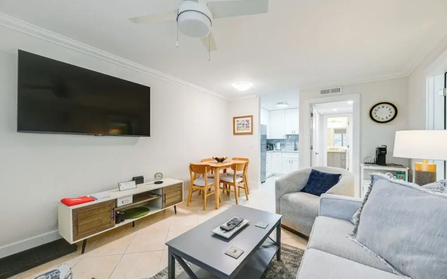 Naples Condo w/ Pool - Walk to Dining & Beach