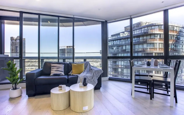 Docklands high level 1 Bedroom Apartment with pool by KozyGuru