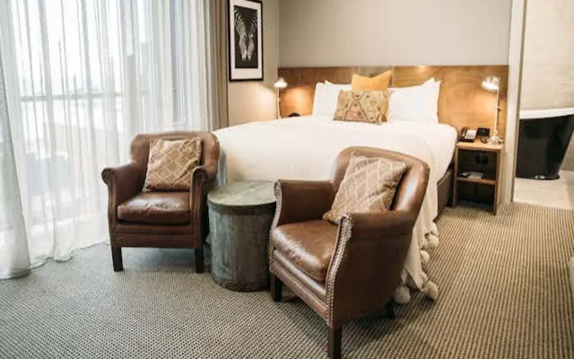 King and Queen Hotel Suites