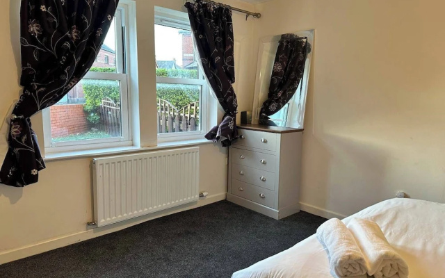 House - Sleeps 12 - Parking - Wifi