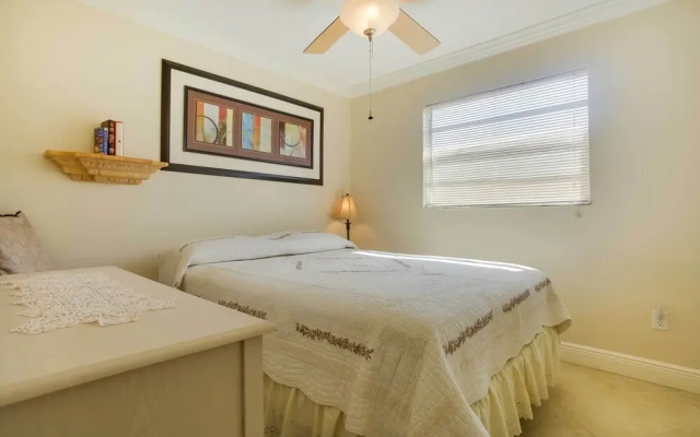 Charming Home w/ Patio Near Vanderbilt Beach
