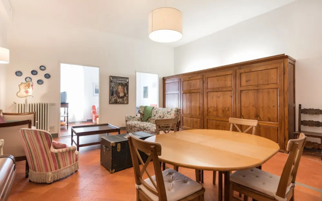 Pitti Large Apartment With Balcony