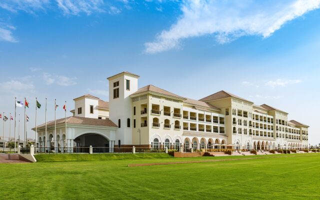 Отель Al Habtoor Polo Resort вид на фасад