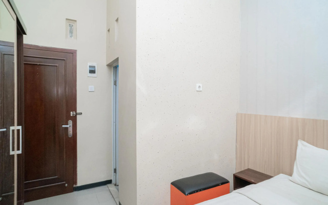 RedDoorz Near Matahari Singosaren Solo