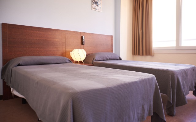 Отель Checkin Caribe Youth Hotel Испания, Льорет-де-Мар - отзывы, цены и фото номеров - забронировать отель Checkin Caribe Youth Hotel онлайн комната для гостей